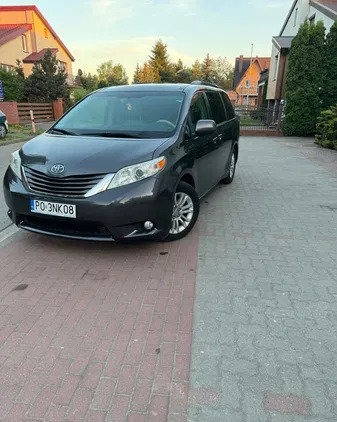 toyota sienna Toyota Sienna cena 55900 przebieg: 258930, rok produkcji 2011 z Konin